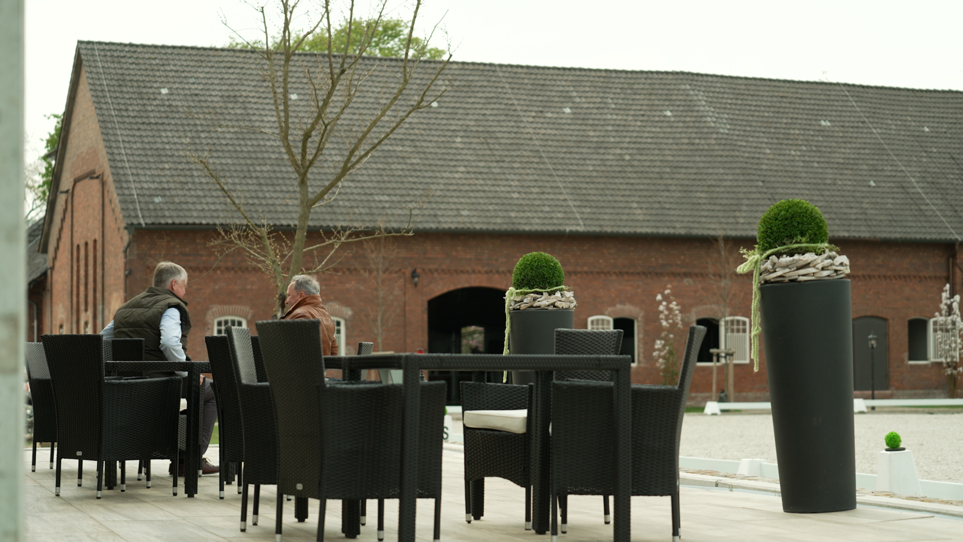 Großzügige Terrasse direkt am Außenviereck.